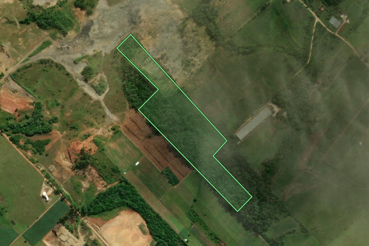 Imagem de satélite do imóvel rural em Içara (SC), com o contorno declarado no CAR desenhado por cima.