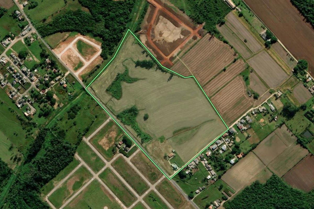Imagem de satélite do imóvel rural em Içara (SC), com o contorno declarado no CAR desenhado por cima.