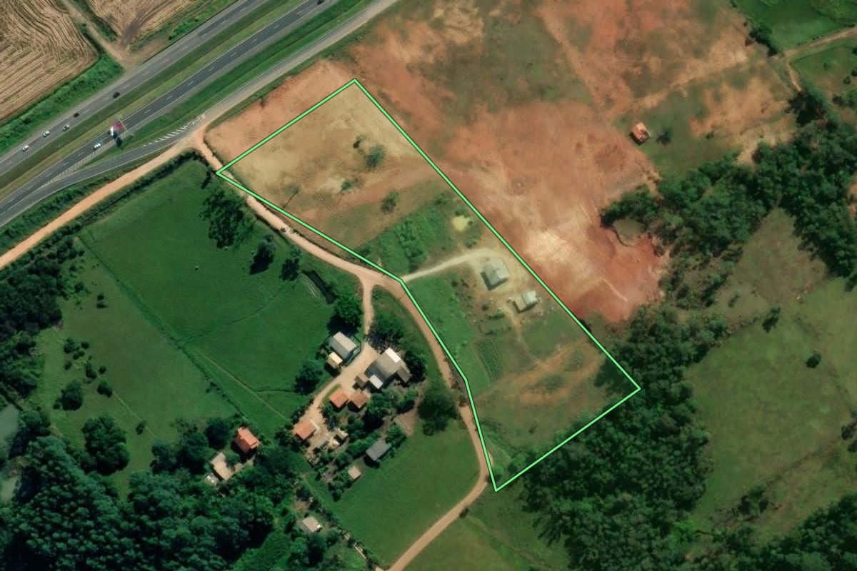 Imagem de satélite do imóvel rural em Içara (SC), com o contorno declarado no CAR desenhado por cima.