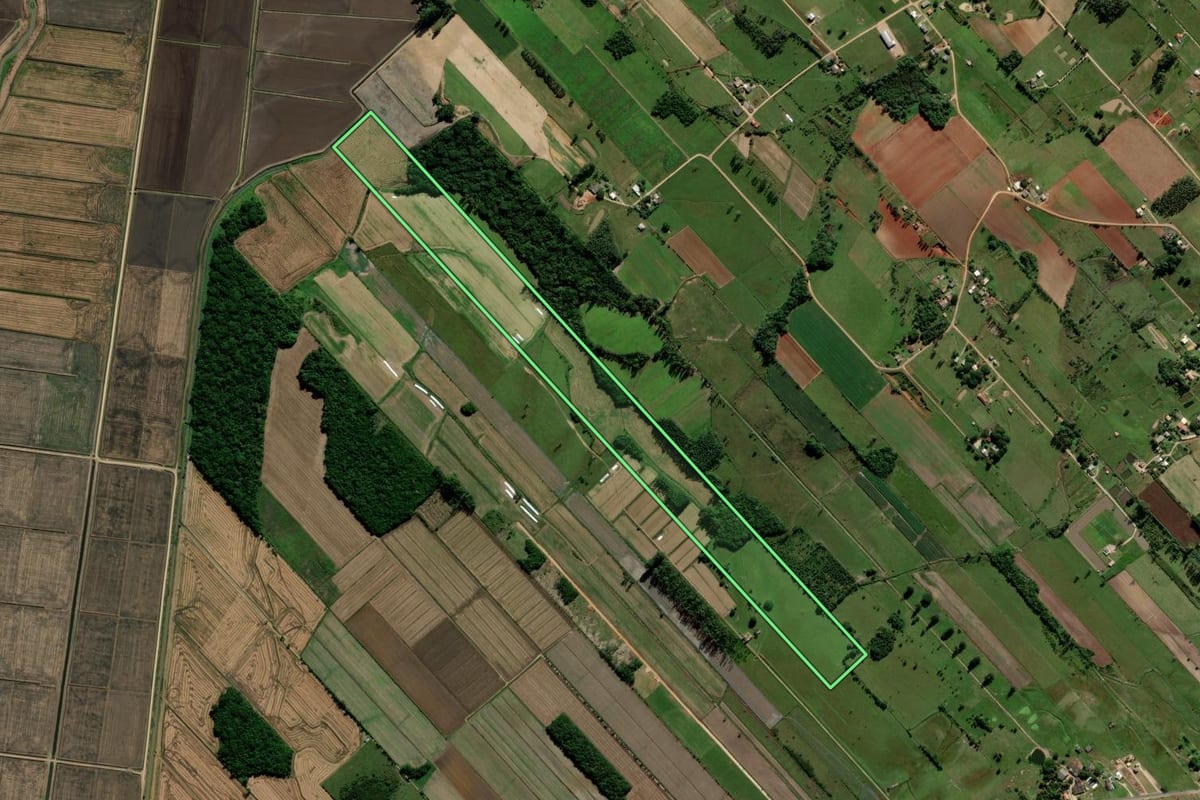Imagem de satélite do imóvel rural em Içara (SC), com o contorno declarado no CAR desenhado por cima.