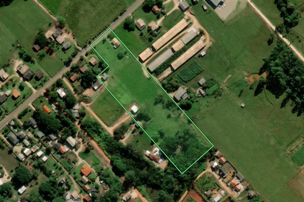 Imagem de satélite do imóvel rural em Içara (SC), com o contorno declarado no CAR desenhado por cima.
