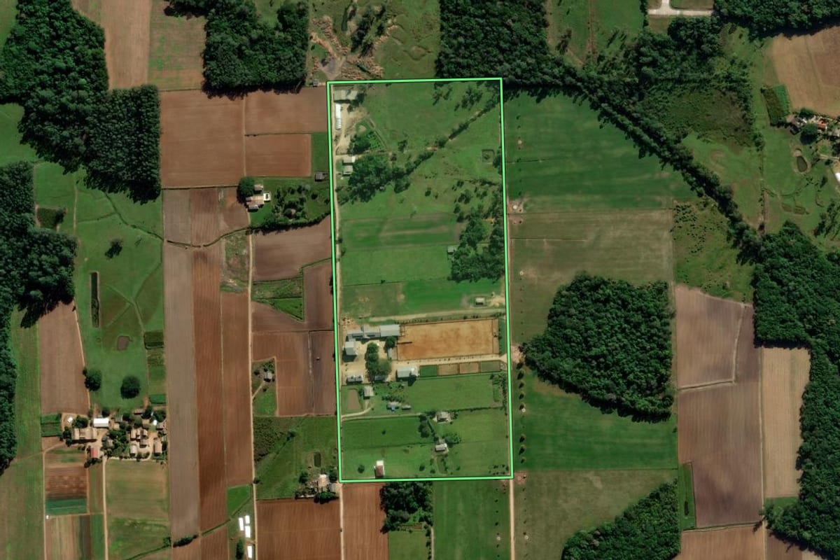 Imagem de satélite do imóvel rural em Içara (SC), com o contorno declarado no CAR desenhado por cima.