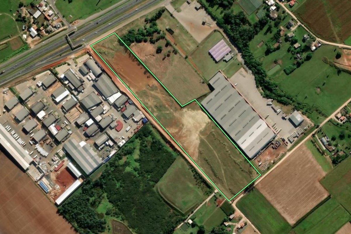 Imagem de satélite do imóvel rural em Içara (SC), com o contorno declarado no CAR desenhado por cima.