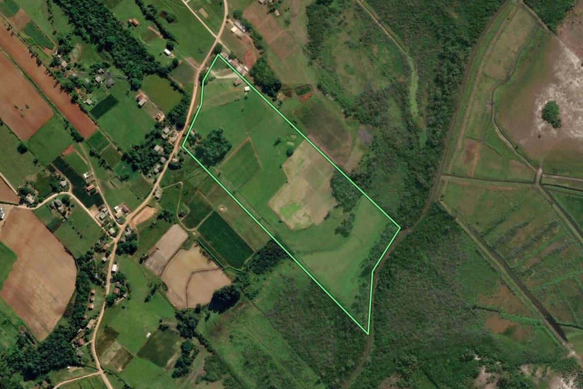 Imagem de satélite do imóvel rural em Içara (SC), com o contorno declarado no CAR desenhado por cima.
