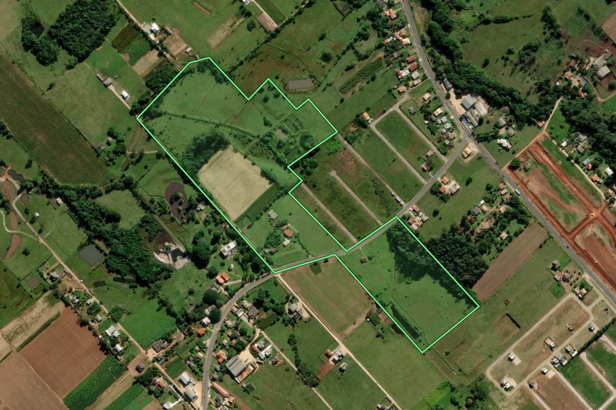 Imagem de satélite do imóvel rural em Içara (SC), com o contorno declarado no CAR desenhado por cima.