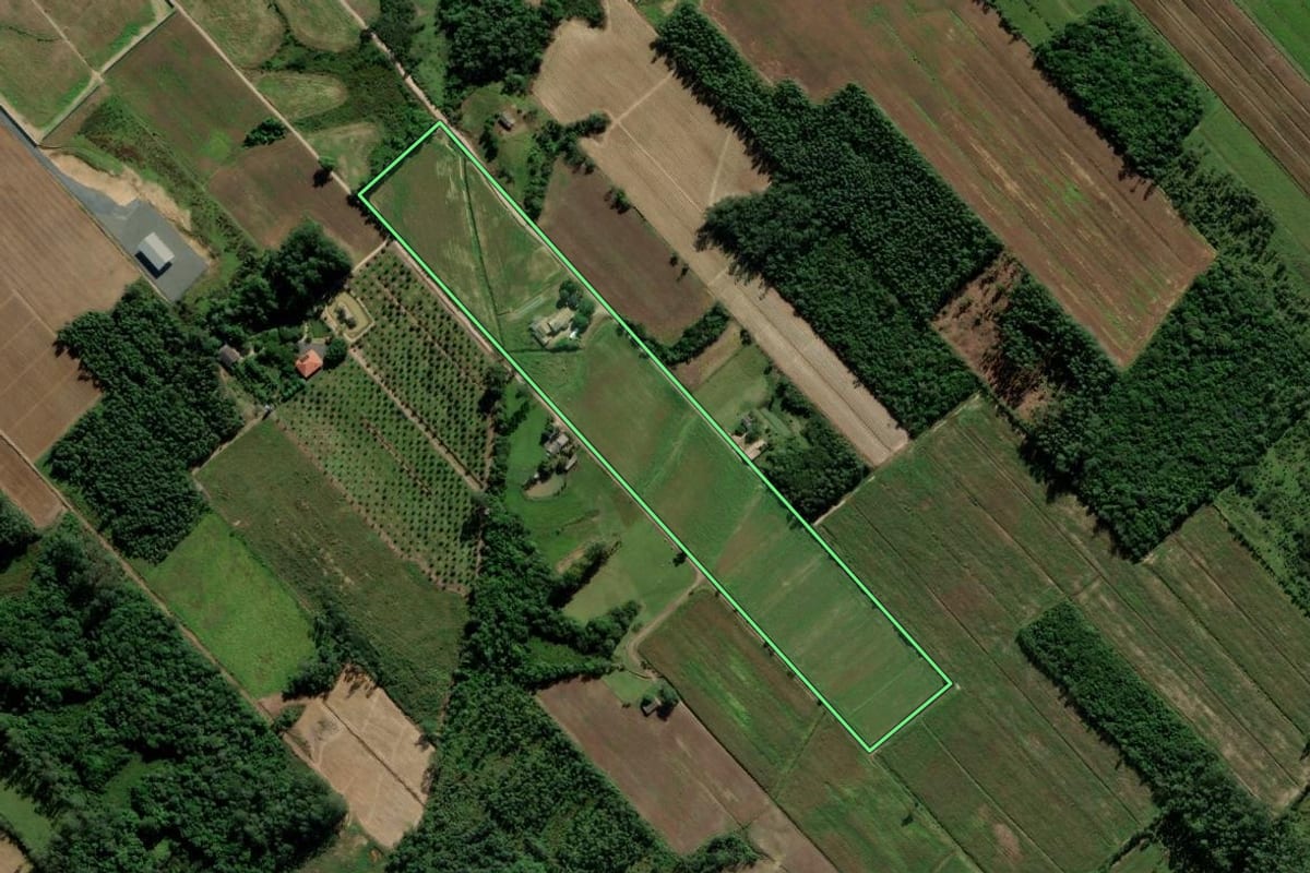 Imagem de satélite do imóvel rural em Içara (SC), com o contorno declarado no CAR desenhado por cima.