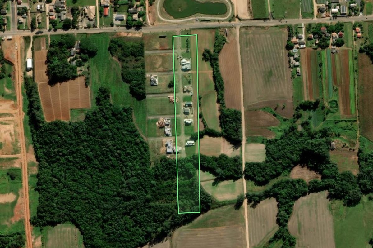 Imagem de satélite do imóvel rural em Içara (SC), com o contorno declarado no CAR desenhado por cima.