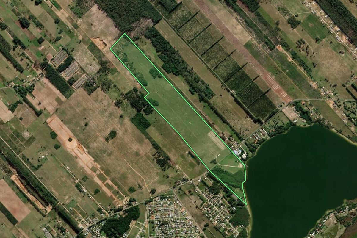 Imagem de satélite do imóvel rural em Içara (SC), com o contorno declarado no CAR desenhado por cima.