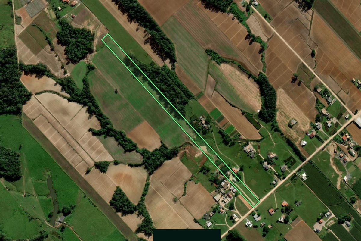 Imagem de satélite do imóvel rural em Içara (SC), com o contorno declarado no CAR desenhado por cima.