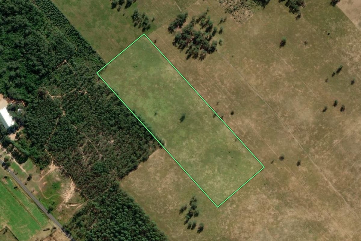 Imagem de satélite do imóvel rural em Içara (SC), com o contorno declarado no CAR desenhado por cima.