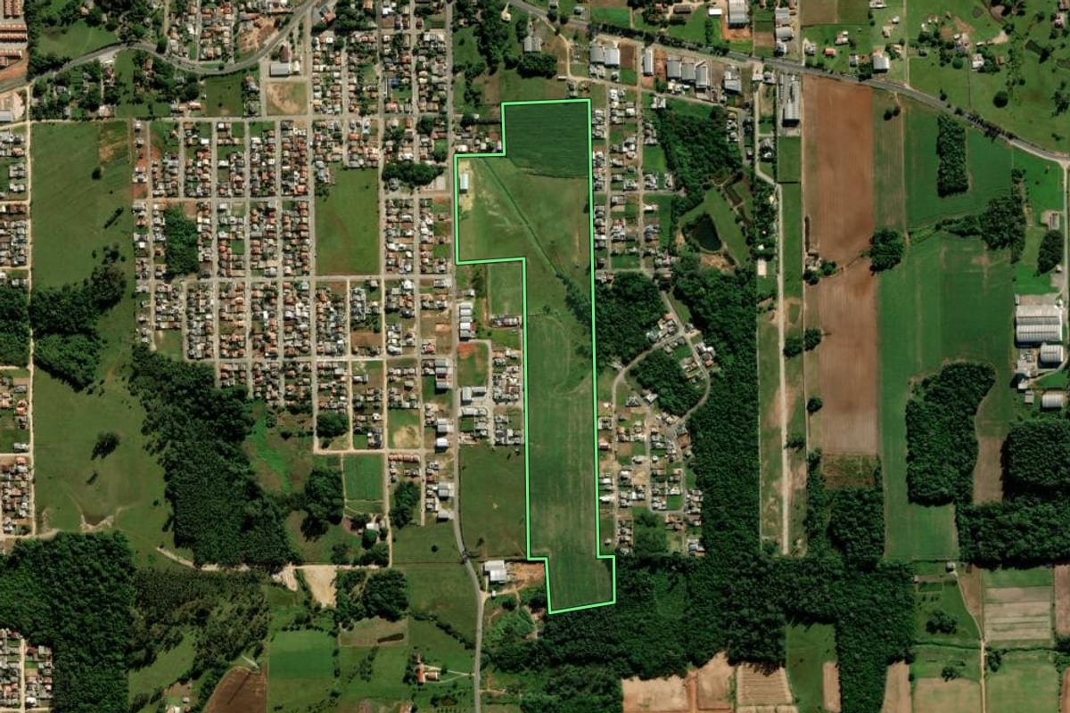 Imagem de satélite do imóvel rural em Içara (SC), com o contorno declarado no CAR desenhado por cima.