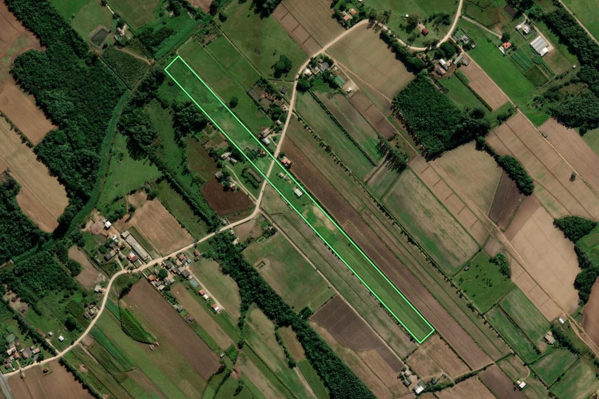 Imagem de satélite do imóvel rural em Içara (SC), com o contorno declarado no CAR desenhado por cima.