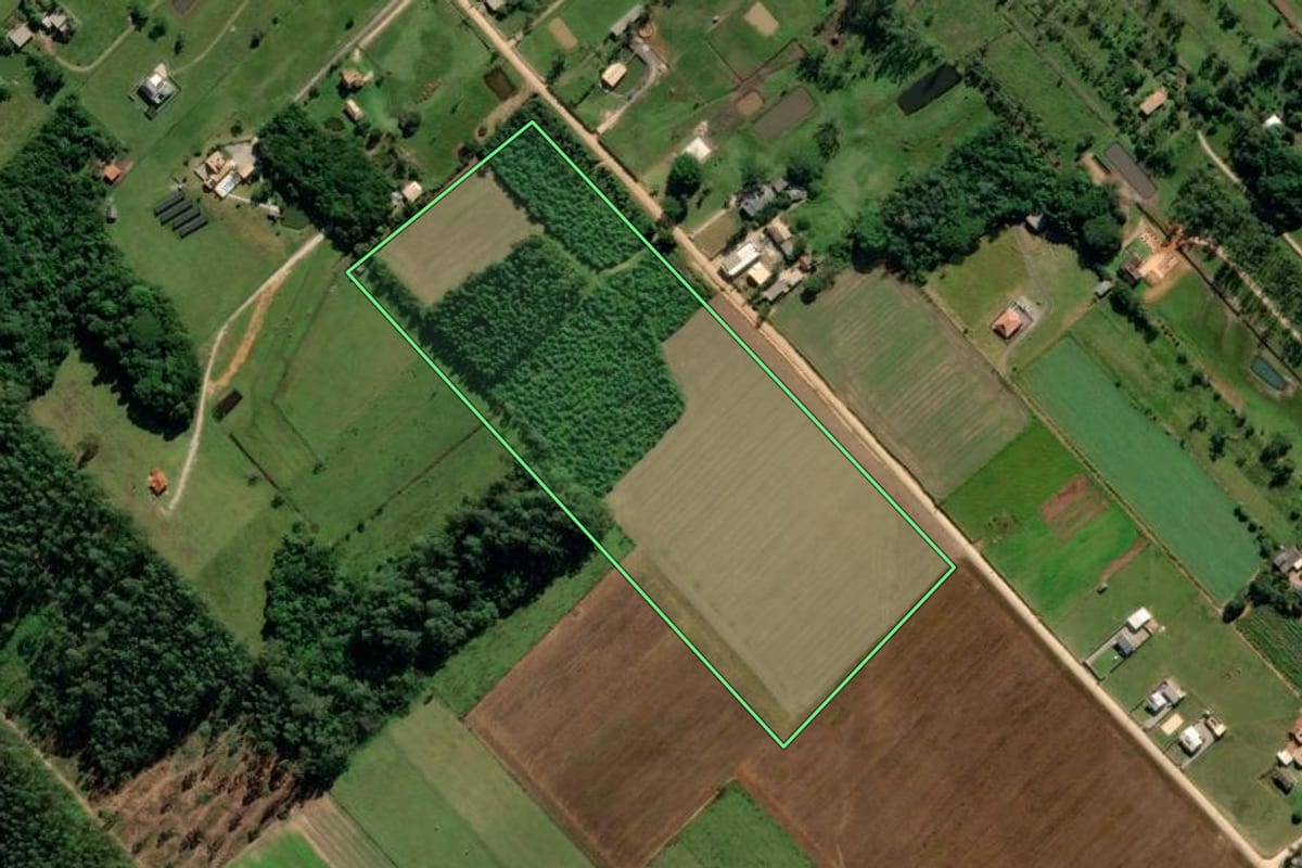 Imagem de satélite do imóvel rural em Içara (SC), com o contorno declarado no CAR desenhado por cima.