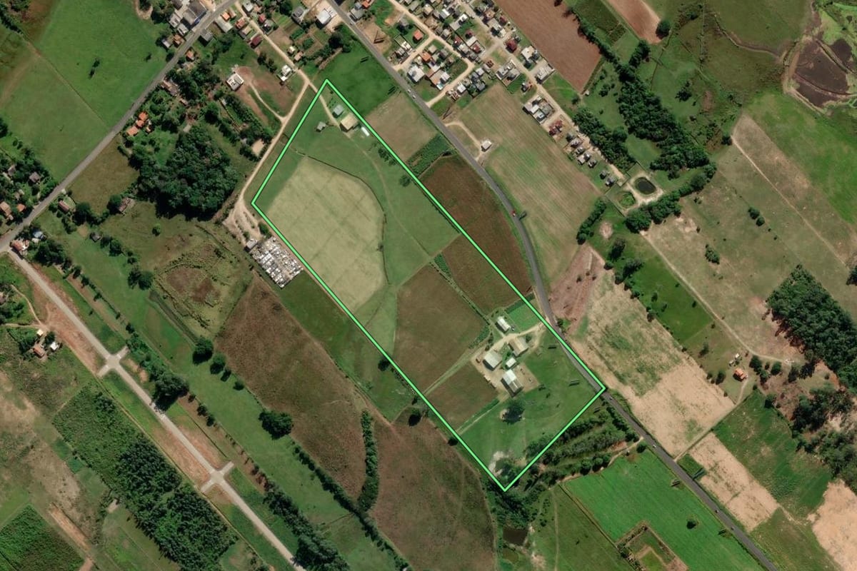 Imagem de satélite do imóvel rural em Içara (SC), com o contorno declarado no CAR desenhado por cima.