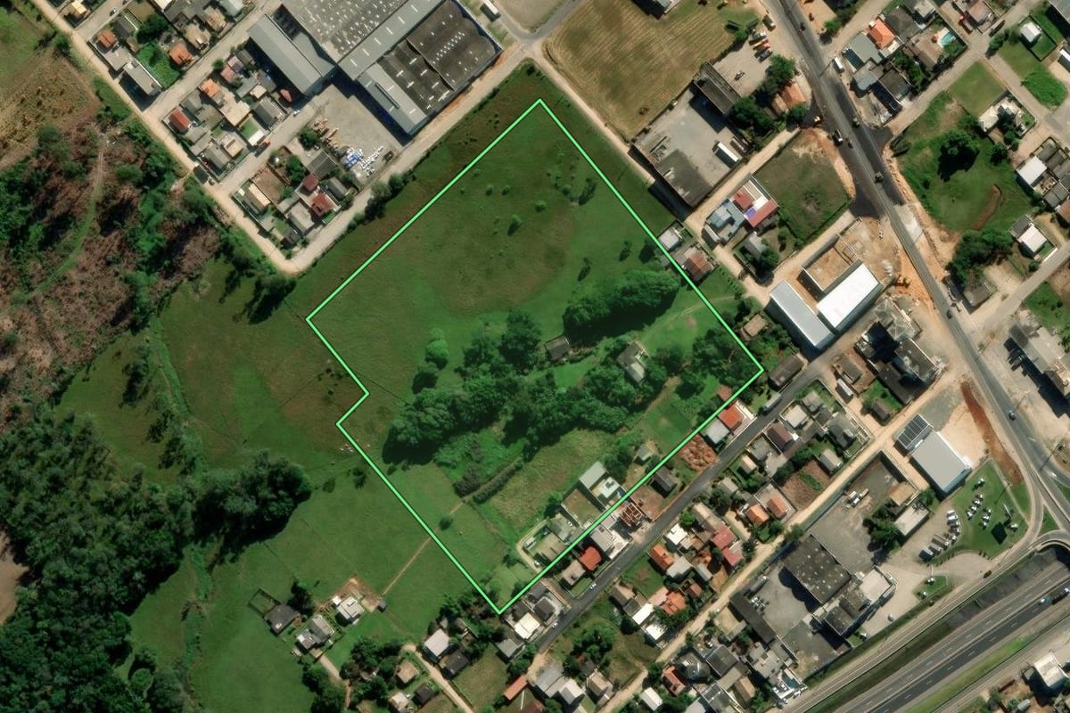 Imagem de satélite do imóvel rural em Içara (SC), com o contorno declarado no CAR desenhado por cima.