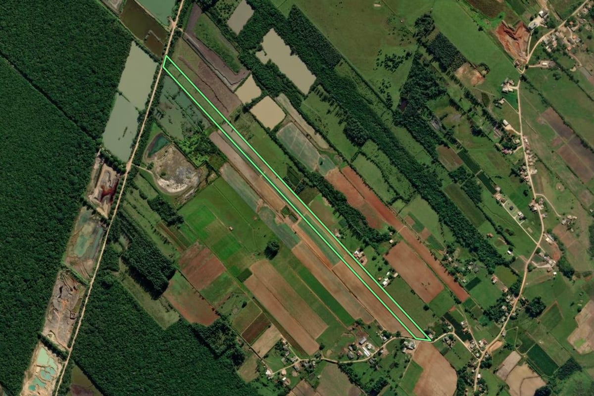 Imagem de satélite do imóvel rural em Içara (SC), com o contorno declarado no CAR desenhado por cima.