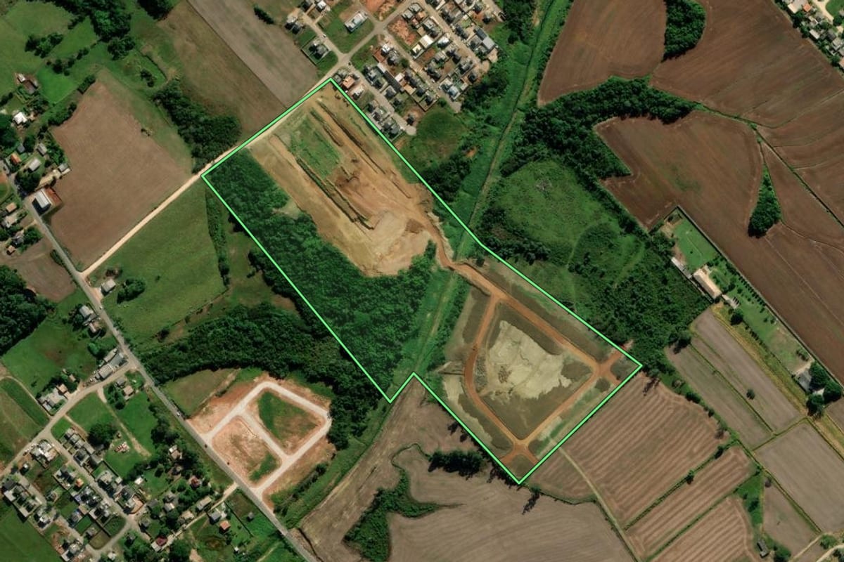 Imagem de satélite do imóvel rural em Içara (SC), com o contorno declarado no CAR desenhado por cima.