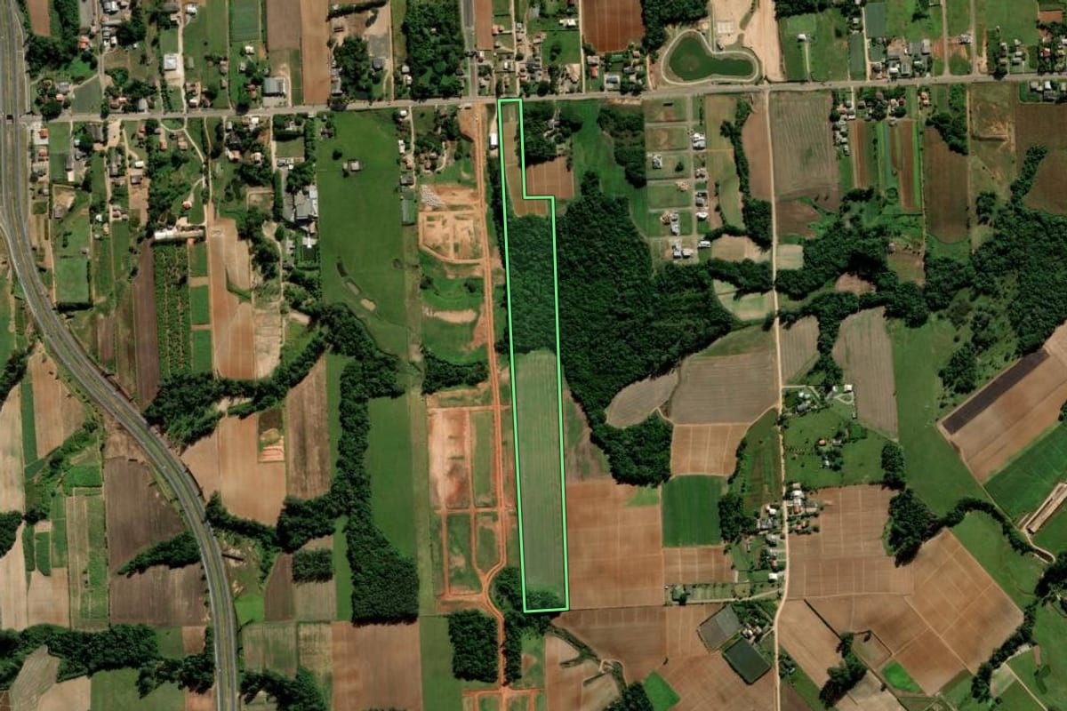 Imagem de satélite do imóvel rural em Içara (SC), com o contorno declarado no CAR desenhado por cima.