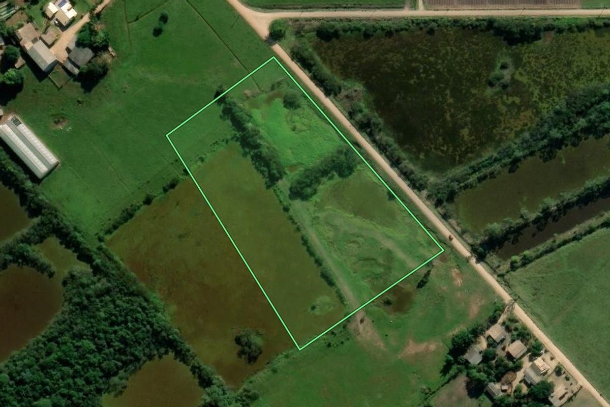 Imagem de satélite do imóvel rural em Içara (SC), com o contorno declarado no CAR desenhado por cima.