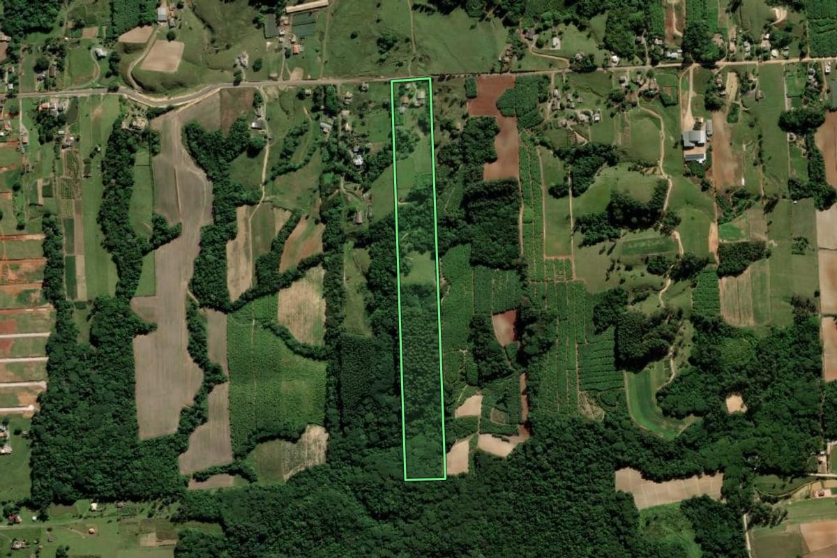 Imagem de satélite do imóvel rural em Içara (SC), com o contorno declarado no CAR desenhado por cima.