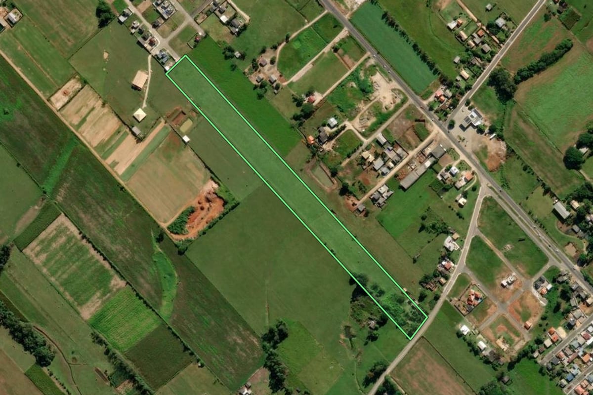 Imagem de satélite do imóvel rural em Içara (SC), com o contorno declarado no CAR desenhado por cima.