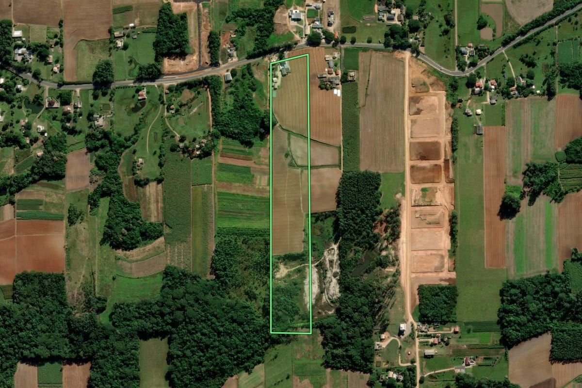 Imagem de satélite do imóvel rural em Içara (SC), com o contorno declarado no CAR desenhado por cima.