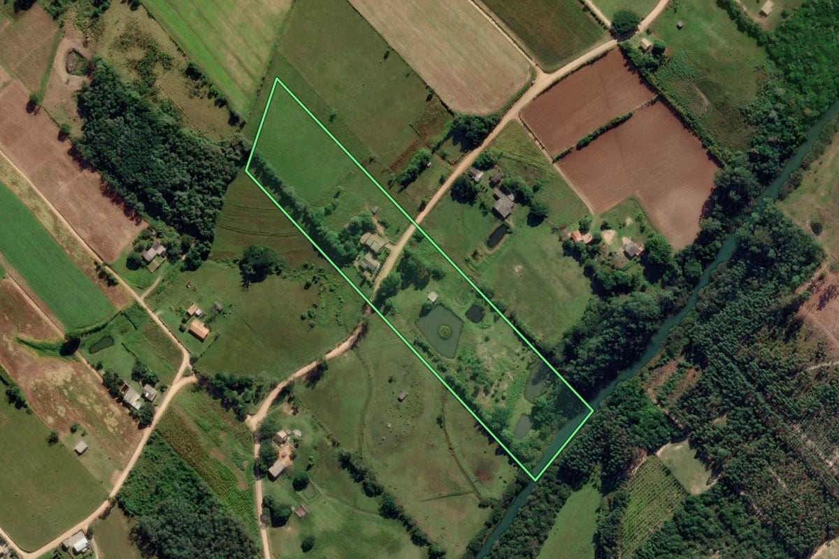 Imagem de satélite do imóvel rural em Içara (SC), com o contorno declarado no CAR desenhado por cima.