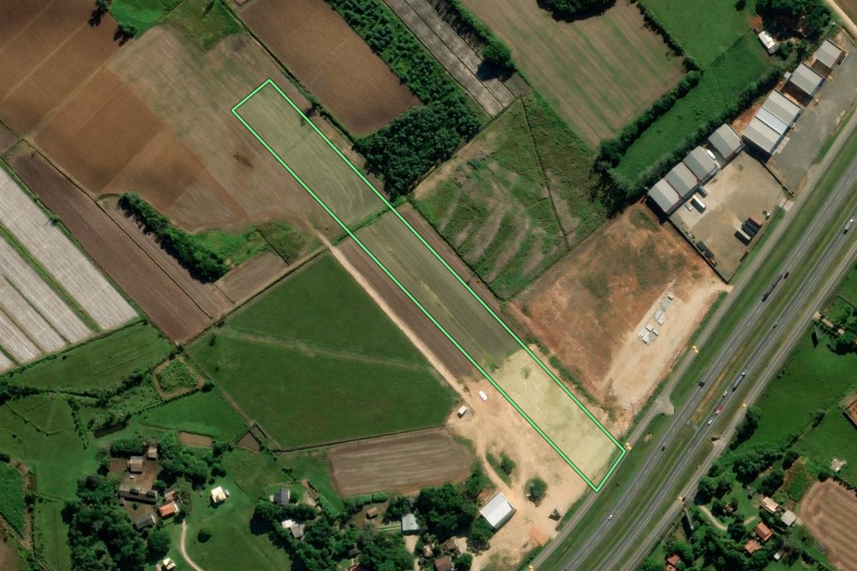 Imagem de satélite do imóvel rural em Içara (SC), com o contorno declarado no CAR desenhado por cima.