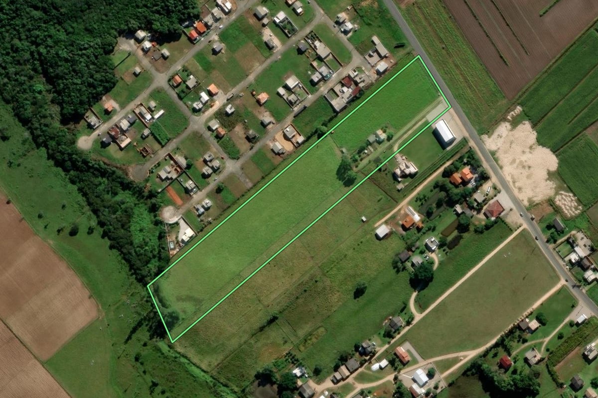 Imagem de satélite do imóvel rural em Içara (SC), com o contorno declarado no CAR desenhado por cima.