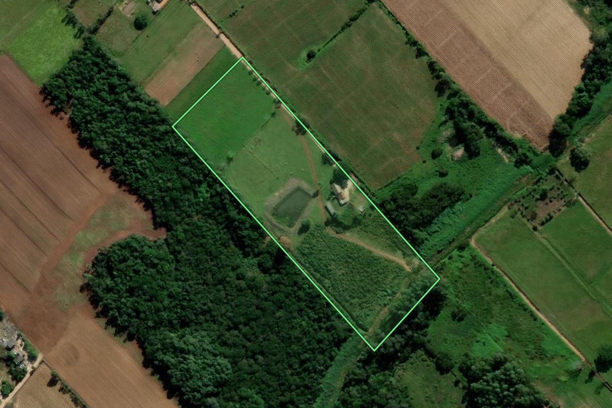 Imagem de satélite do imóvel rural em Içara (SC), com o contorno declarado no CAR desenhado por cima.