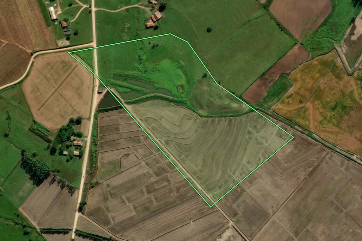 Imagem de satélite do imóvel rural em Içara (SC), com o contorno declarado no CAR desenhado por cima.