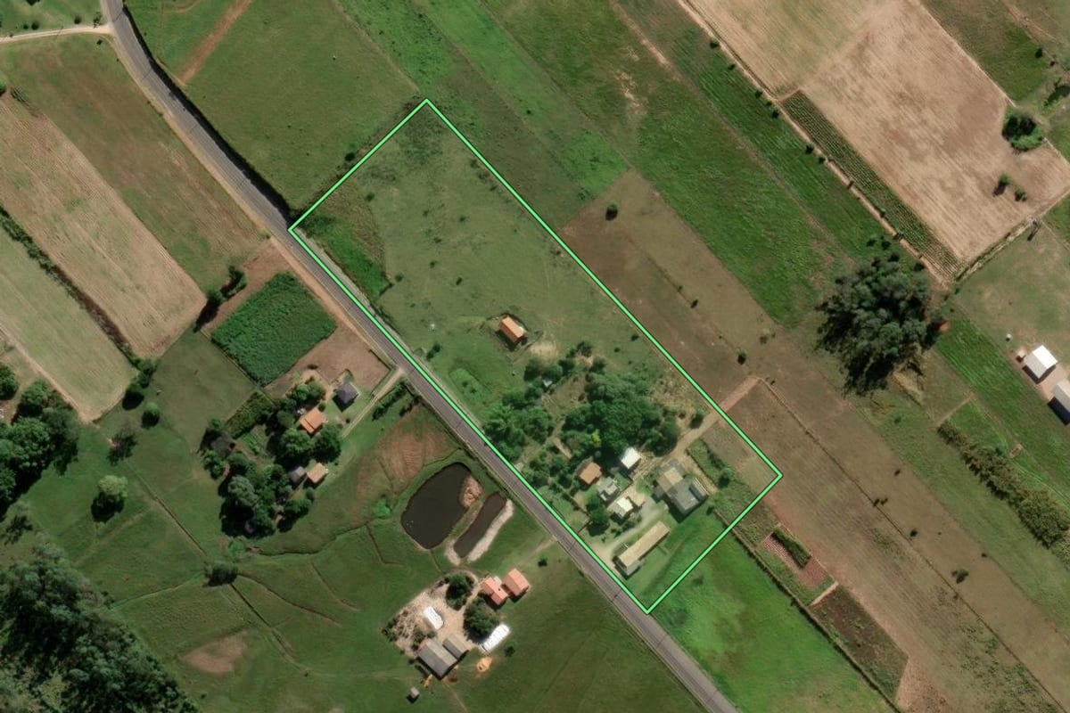 Imagem de satélite do imóvel rural em Içara (SC), com o contorno declarado no CAR desenhado por cima.
