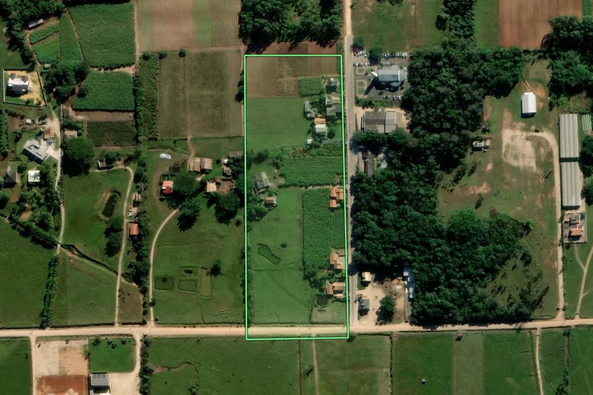 Imagem de satélite do imóvel rural em Içara (SC), com o contorno declarado no CAR desenhado por cima.