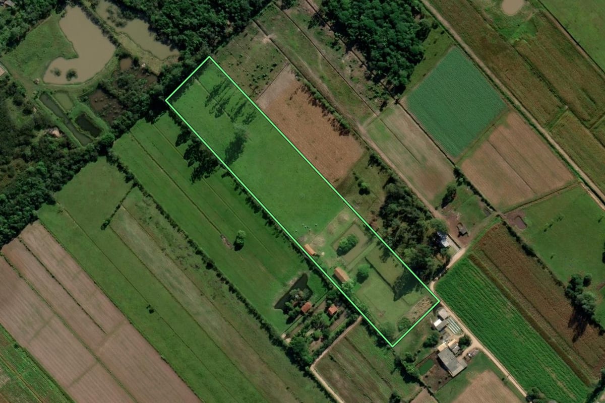 Imagem de satélite do imóvel rural em Içara (SC), com o contorno declarado no CAR desenhado por cima.