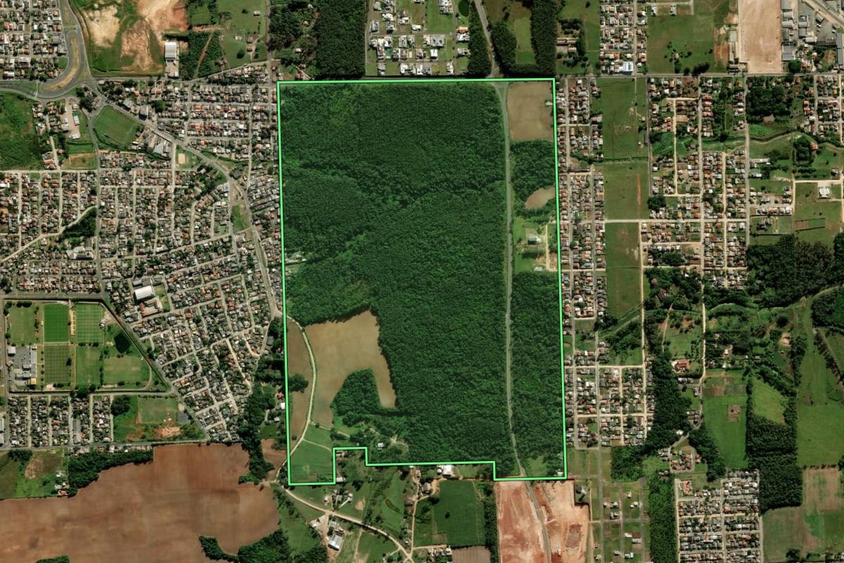 Imagem de satélite do imóvel rural em Içara (SC), com o contorno declarado no CAR desenhado por cima.