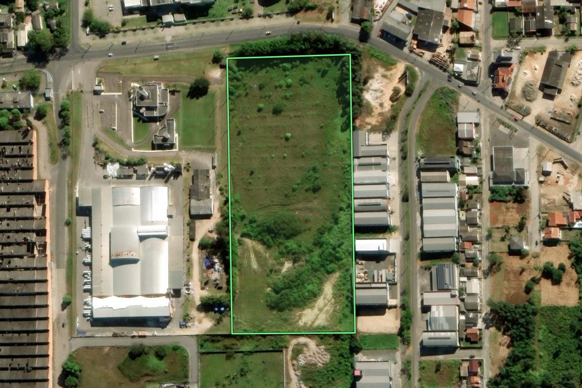 Imagem de satélite do imóvel rural em Içara (SC), com o contorno declarado no CAR desenhado por cima.
