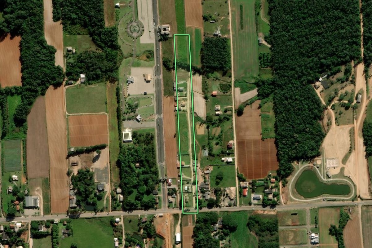 Imagem de satélite do imóvel rural em Içara (SC), com o contorno declarado no CAR desenhado por cima.