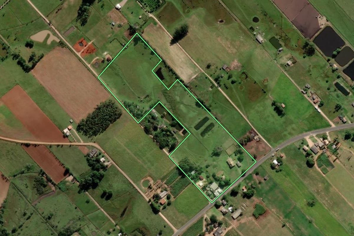 Imagem de satélite do imóvel rural em Içara (SC), com o contorno declarado no CAR desenhado por cima.