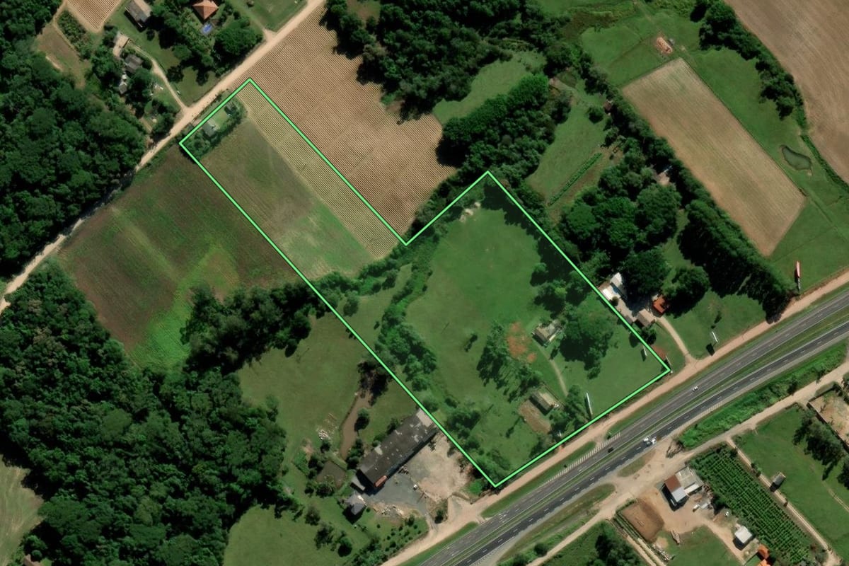 Imagem de satélite do imóvel rural em Içara (SC), com o contorno declarado no CAR desenhado por cima.