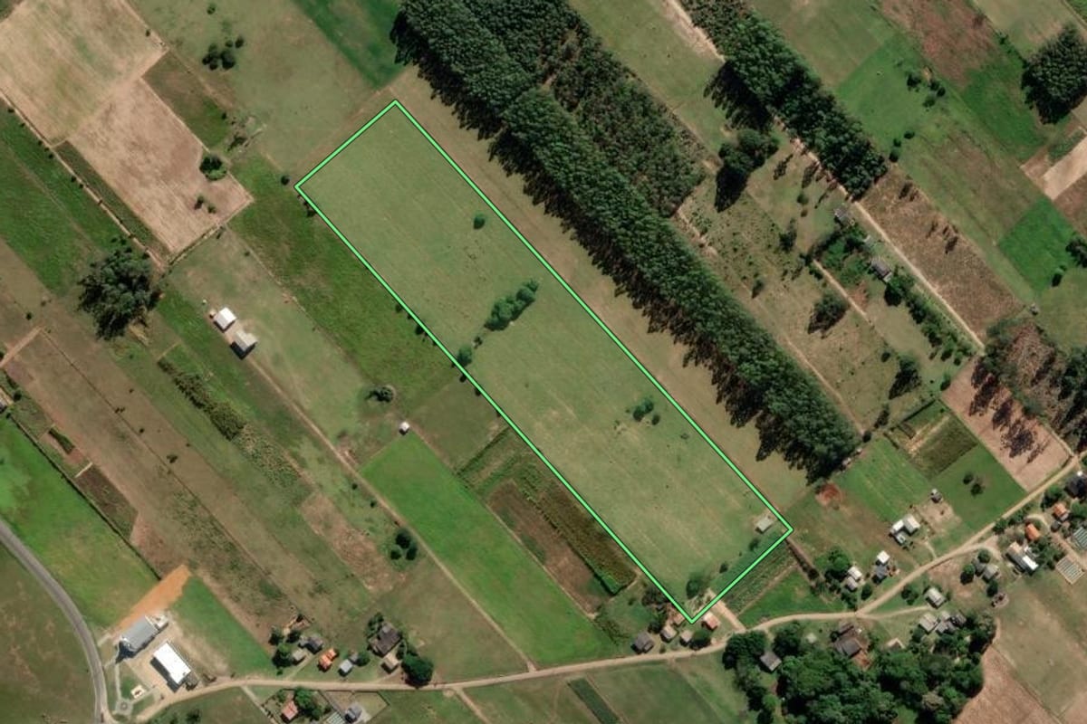 Imagem de satélite do imóvel rural em Içara (SC), com o contorno declarado no CAR desenhado por cima.