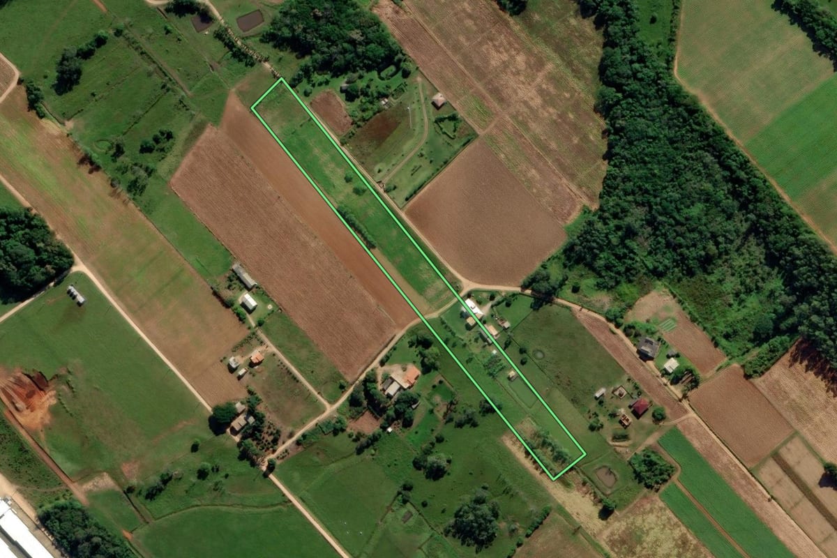 Imagem de satélite do imóvel rural em Içara (SC), com o contorno declarado no CAR desenhado por cima.