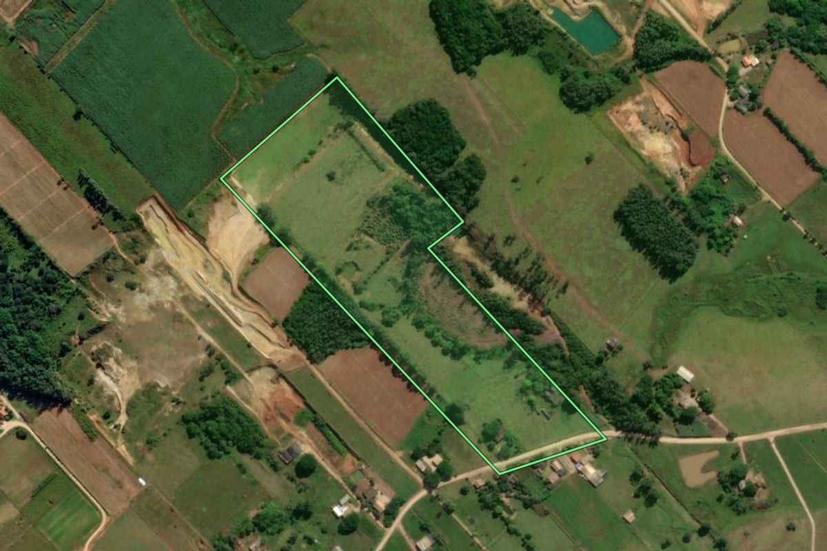Imagem de satélite do imóvel rural em Içara (SC), com o contorno declarado no CAR desenhado por cima.