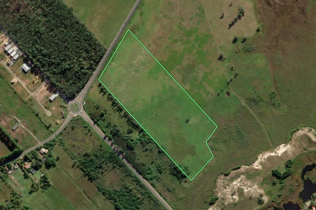 Imagem de satélite do imóvel rural em Içara (SC), com o contorno declarado no CAR desenhado por cima.