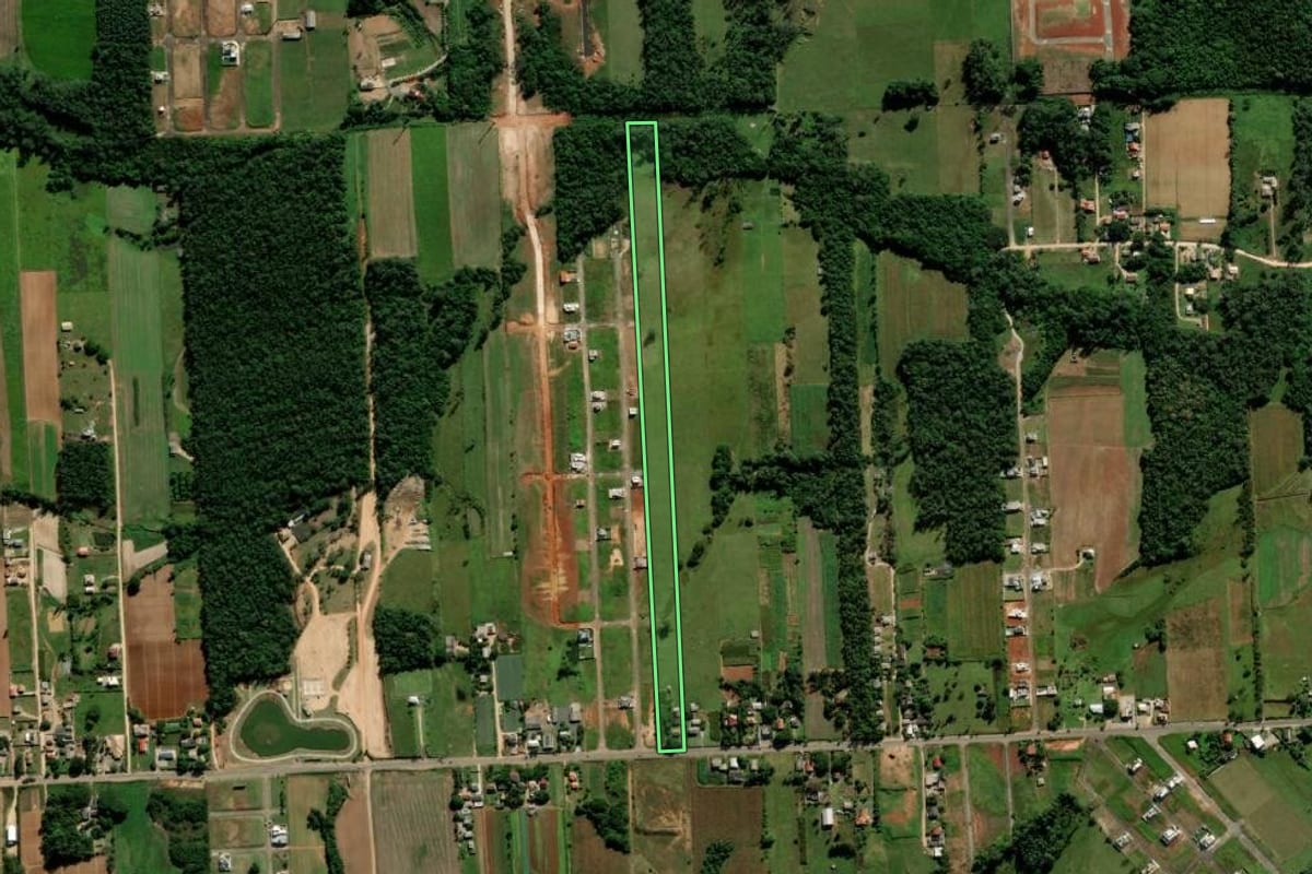 Imagem de satélite do imóvel rural em Içara (SC), com o contorno declarado no CAR desenhado por cima.