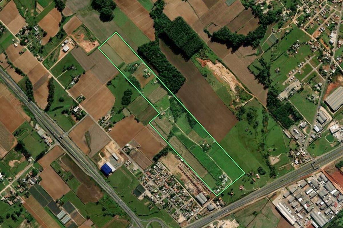 Imagem de satélite do imóvel rural em Içara (SC), com o contorno declarado no CAR desenhado por cima.