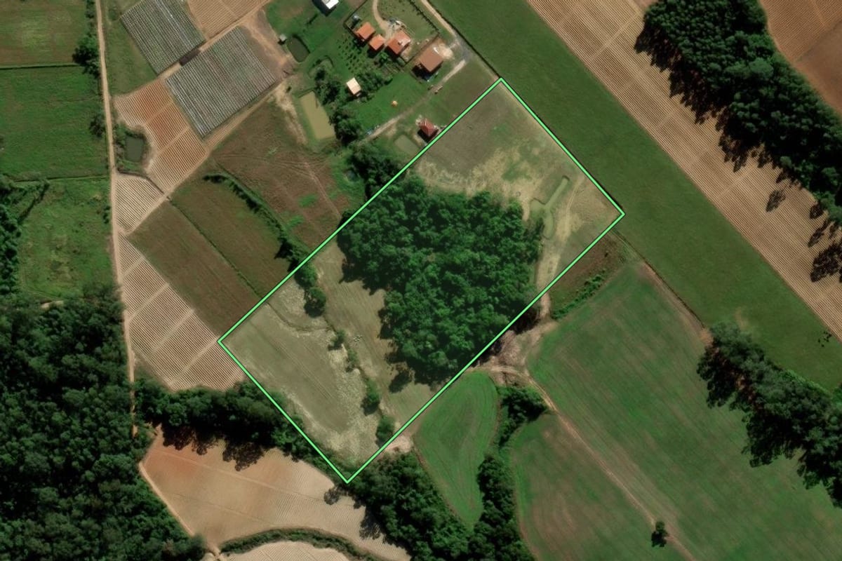 Imagem de satélite do imóvel rural em Içara (SC), com o contorno declarado no CAR desenhado por cima.
