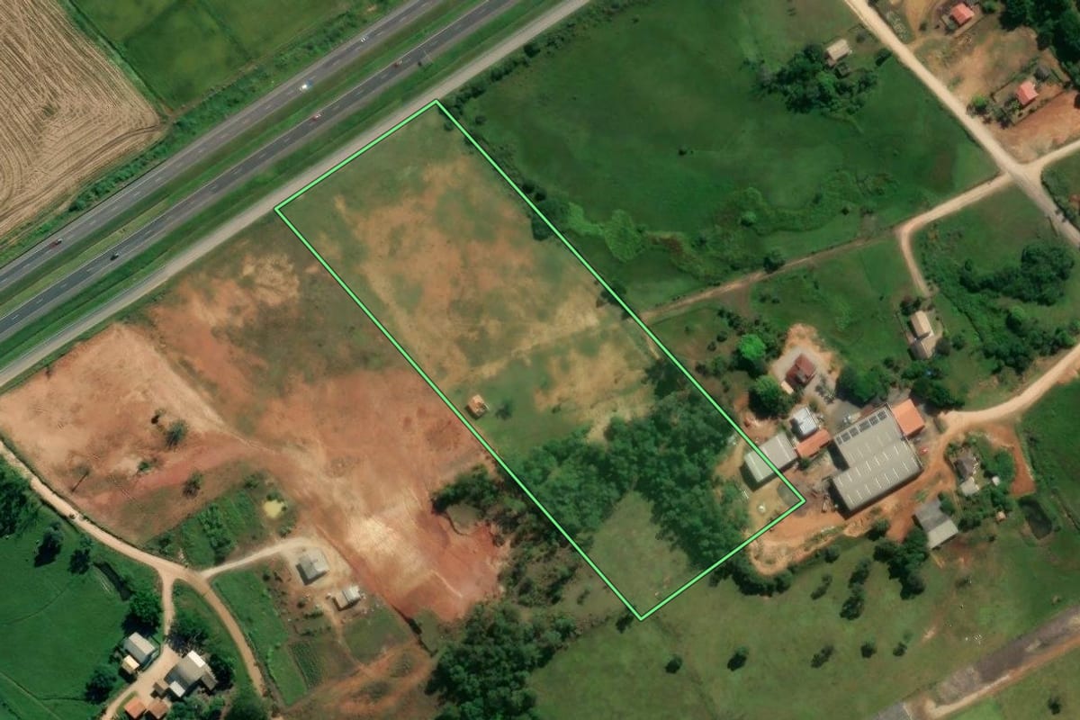 Imagem de satélite do imóvel rural em Içara (SC), com o contorno declarado no CAR desenhado por cima.