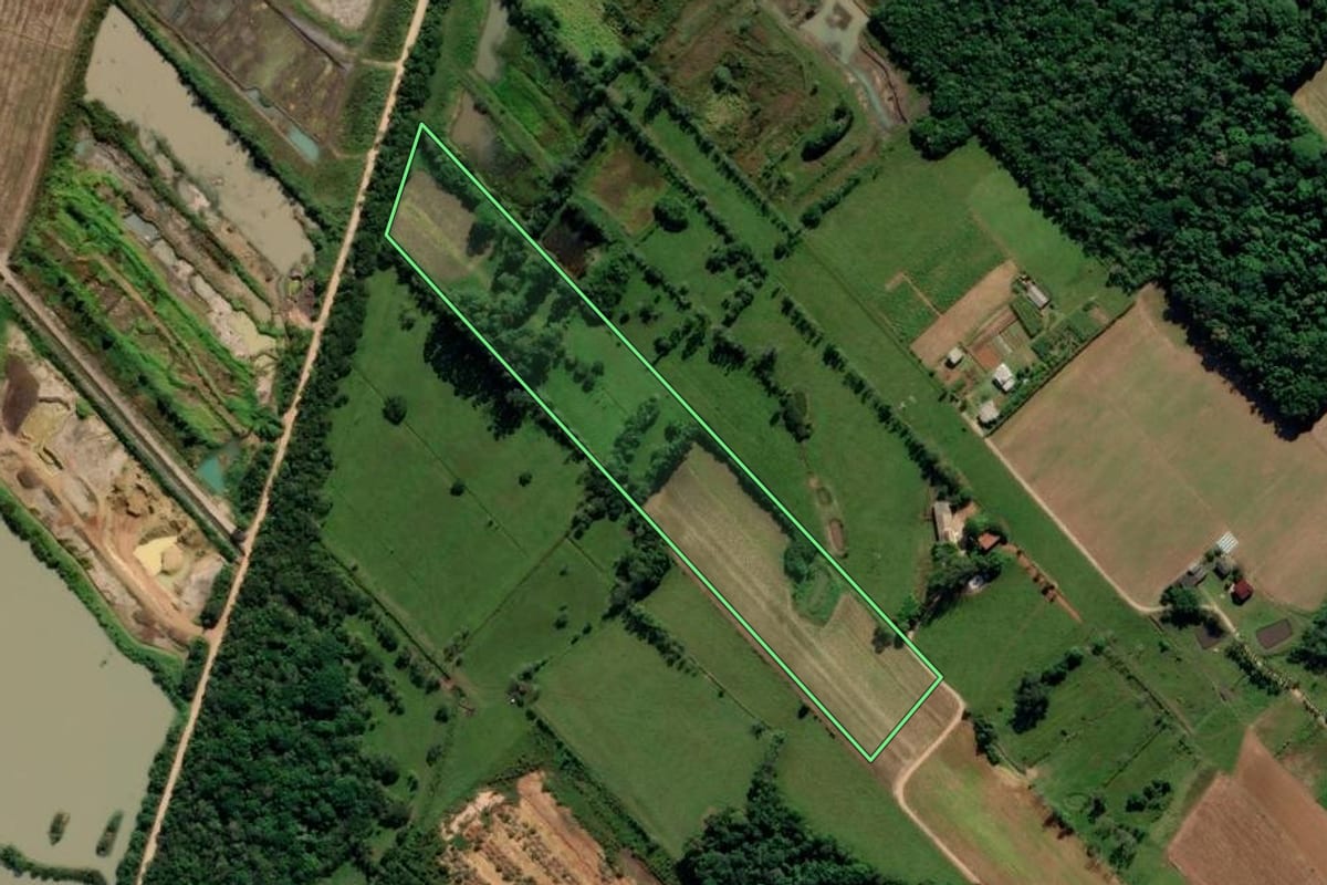 Imagem de satélite do imóvel rural em Içara (SC), com o contorno declarado no CAR desenhado por cima.