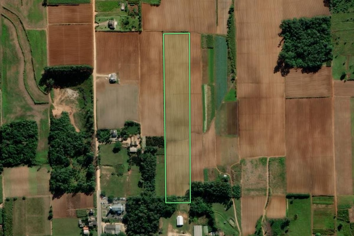 Imagem de satélite do imóvel rural em Içara (SC), com o contorno declarado no CAR desenhado por cima.