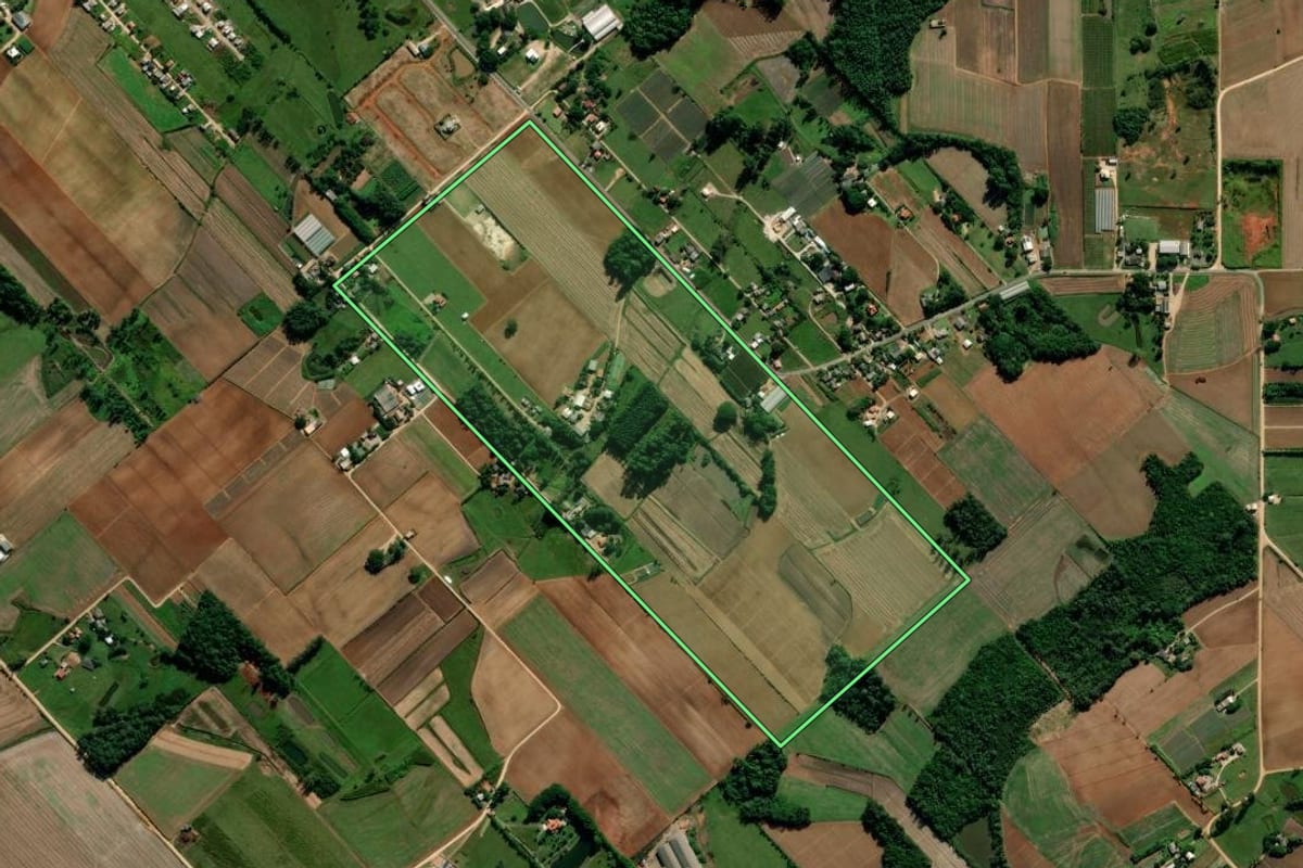 Imagem de satélite do imóvel rural em Içara (SC), com o contorno declarado no CAR desenhado por cima.